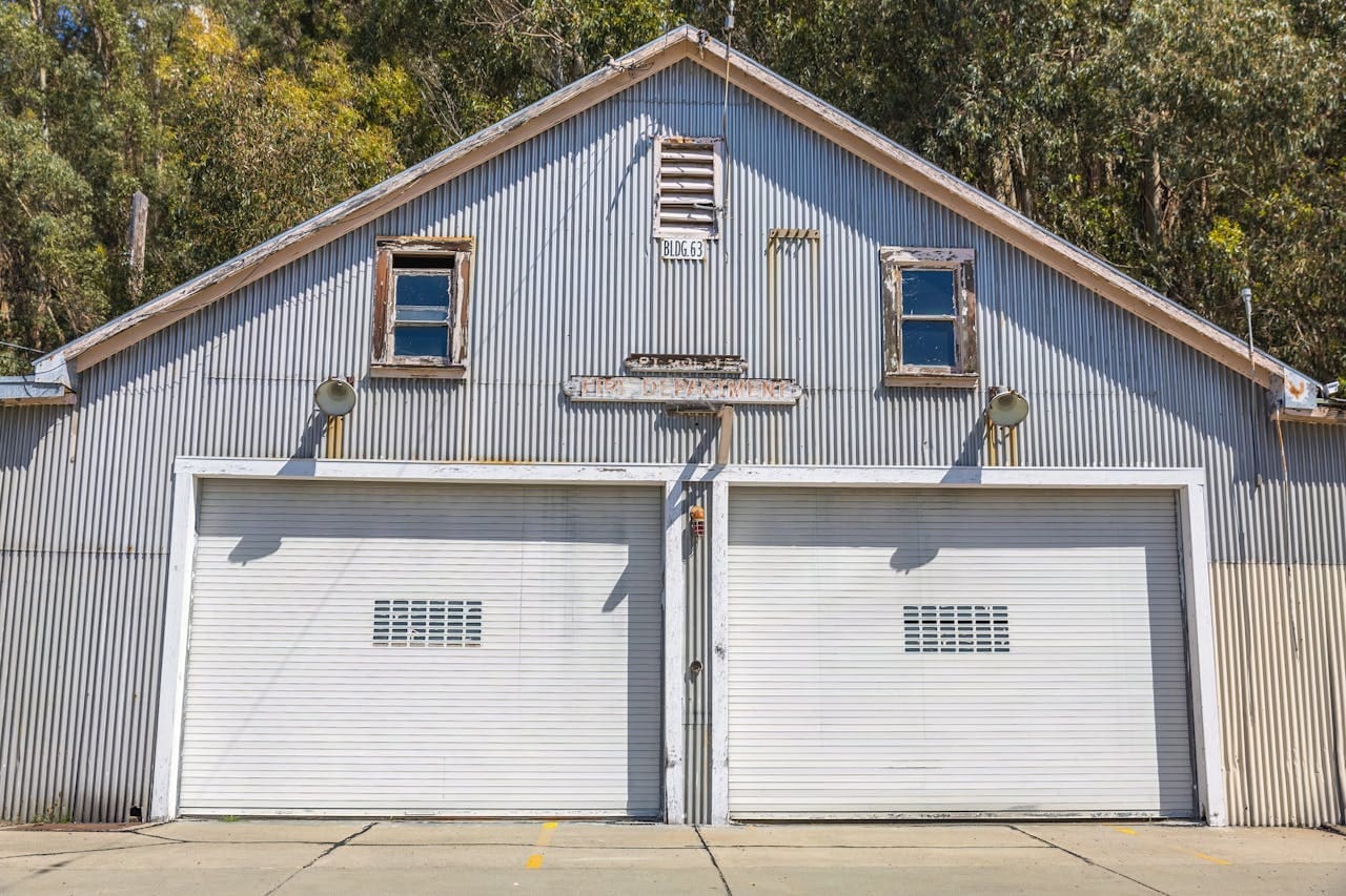 Garage door of a residential home representing homeowners insurance coverage for garage doors.